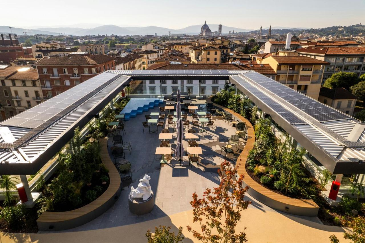 een bovenaanzicht van een gebouw met een zwembad bij The Social Hub Florence Belfiore in Florence