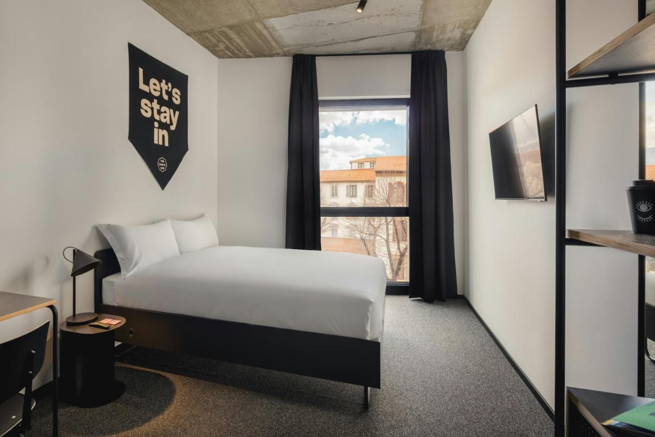 een hotelkamer met een bed en een raam bij The Social Hub Florence Belfiore in Florence