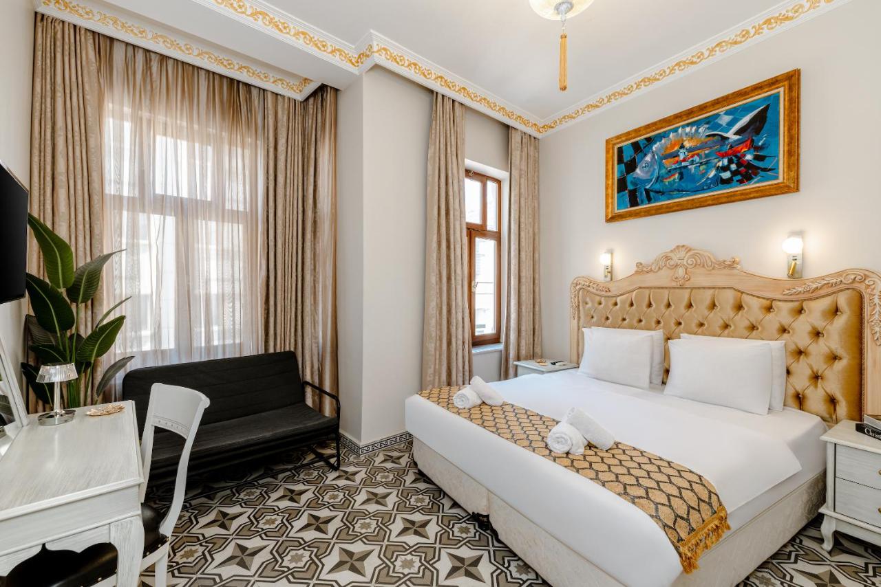 een slaapkamer met een kingsize bed en een bureau bij Felicity Palace Sirkeci in Istanbul