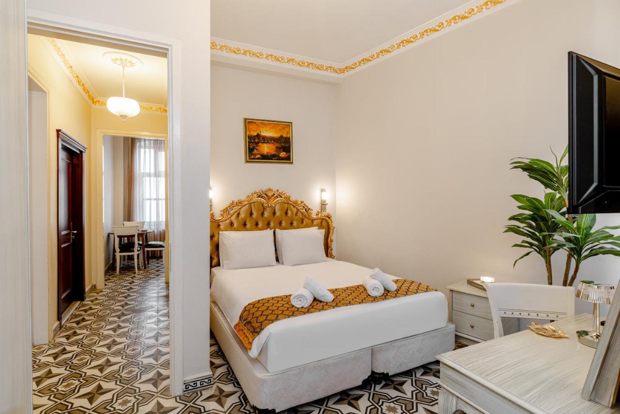 een slaapkamer met een bed, een bureau en een spiegel bij Felicity Palace Sirkeci in Istanbul