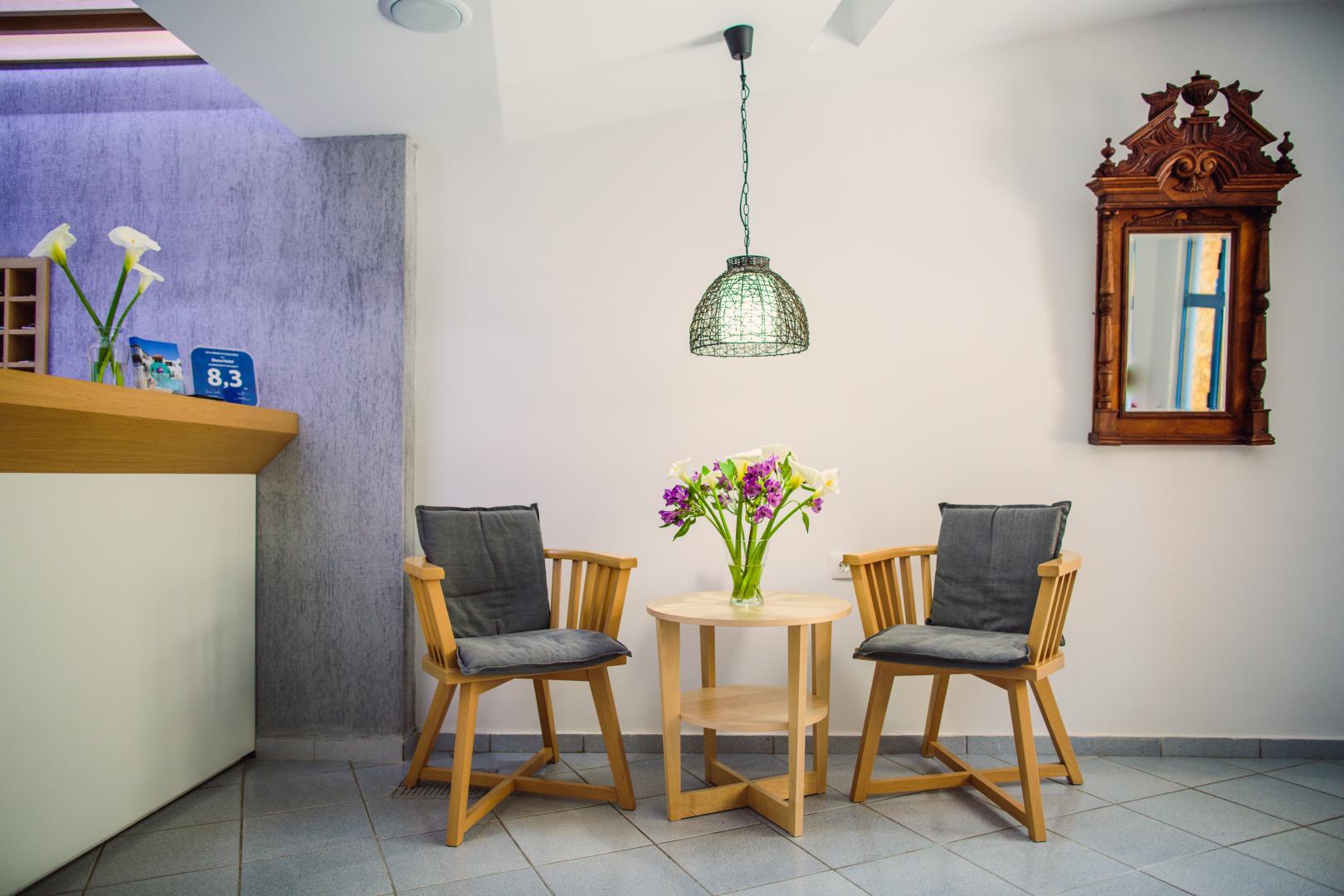 Restaurant met gedekte tafels — Iliana