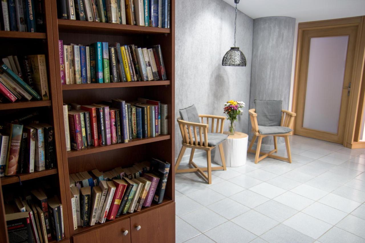een kamer met boekenkasten vol boeken bij Iliana Hotel in Panormos Rethymno +25 foto's