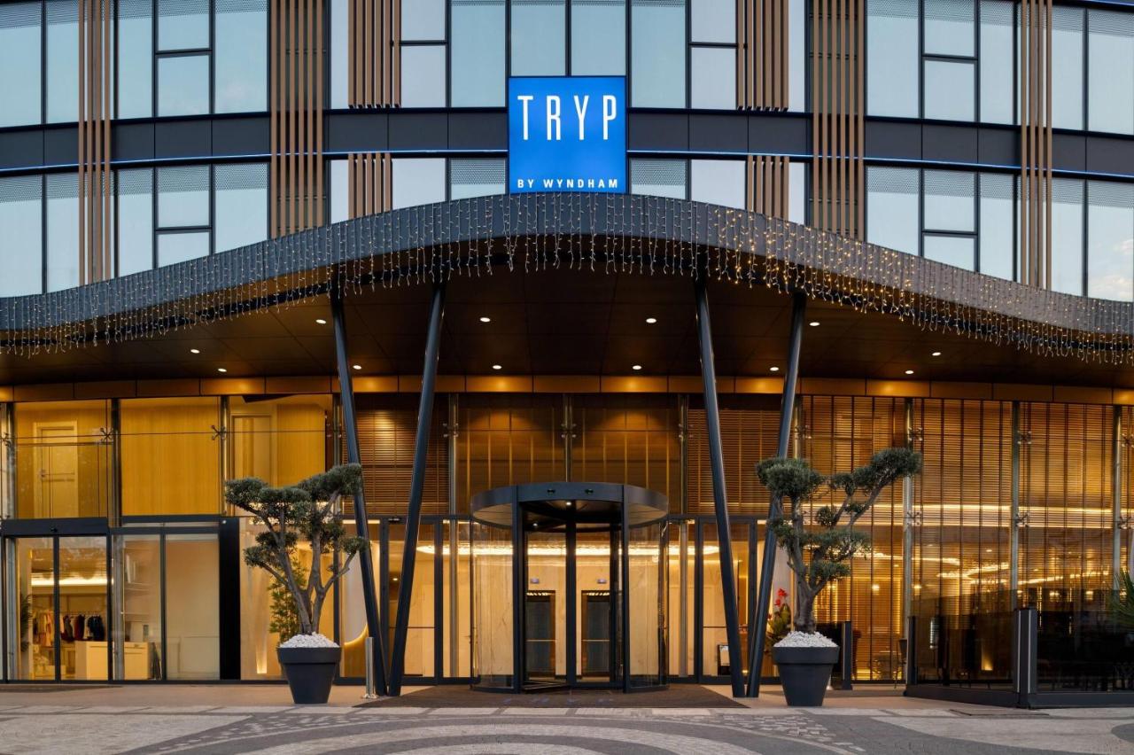 een groot gebouw met een bord waarop tryp staat bij Tryp by Wyndham Istanbul Beyoglu in Istanbul