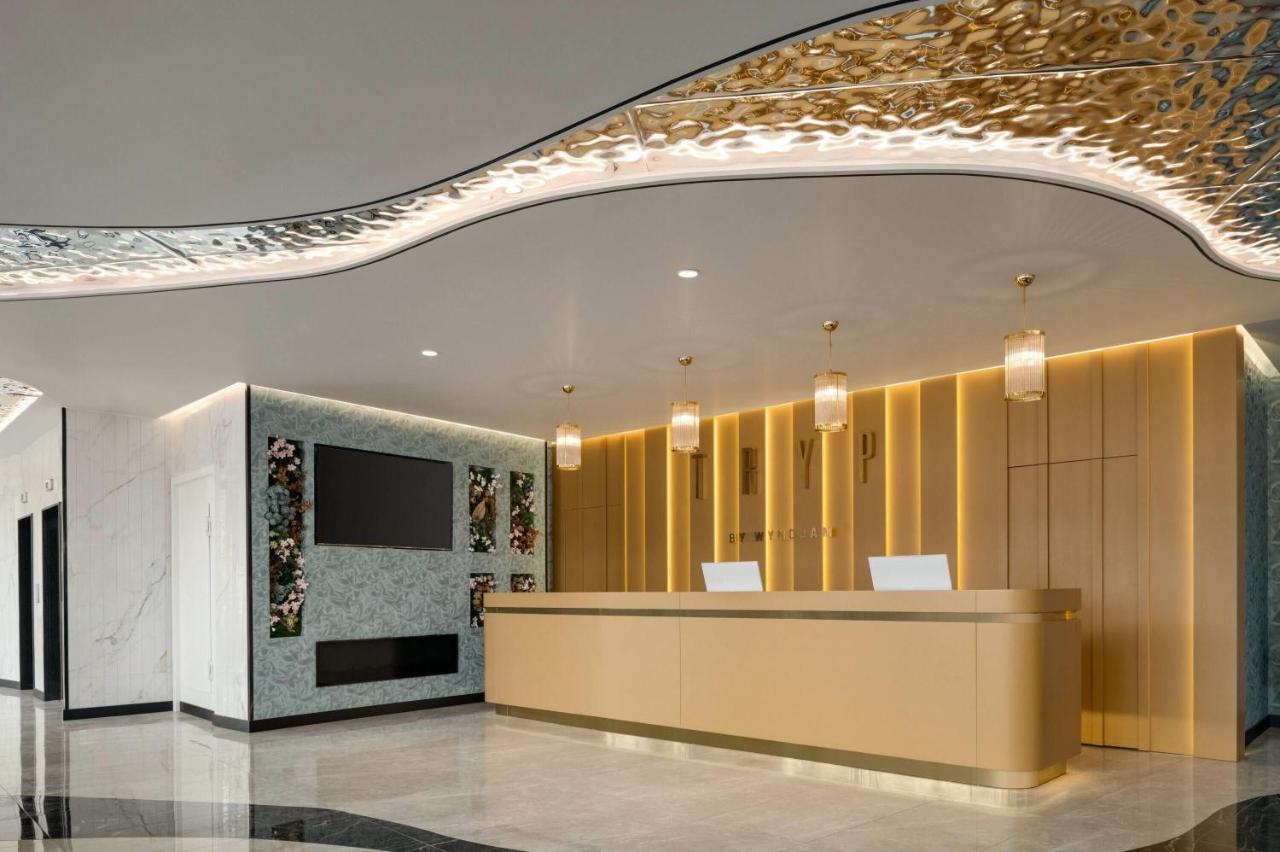 een lobby met een receptiebalie in een gebouw bij Tryp by Wyndham Istanbul Beyoglu in Istanbul