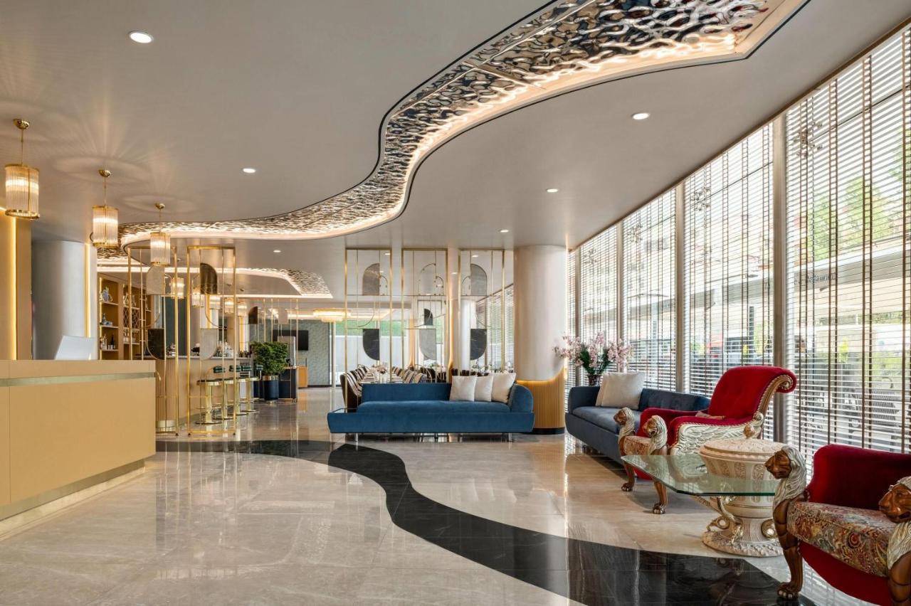 een lobby met banken, stoelen en ramen bij Tryp by Wyndham Istanbul Beyoglu in Istanbul