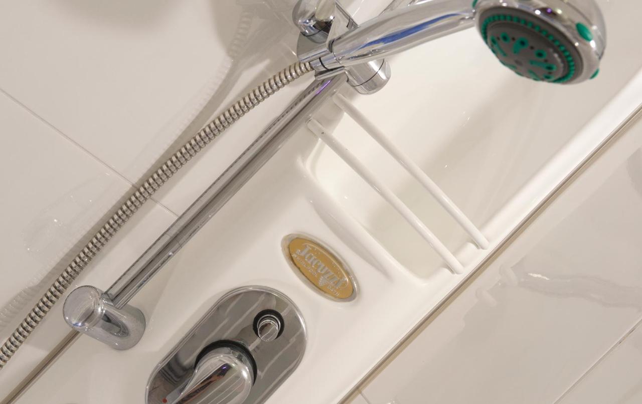 een wastafel met kraan en een douche bij Hotel Gabbiano in Cattolica