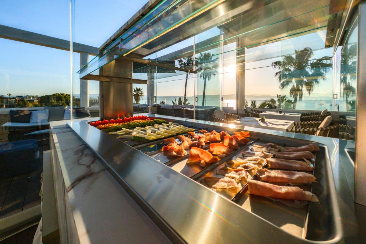 een buffetlijn met veel verschillende soorten eten bij Hotel Nautilus Excelsior - Adults Only in Cagliari