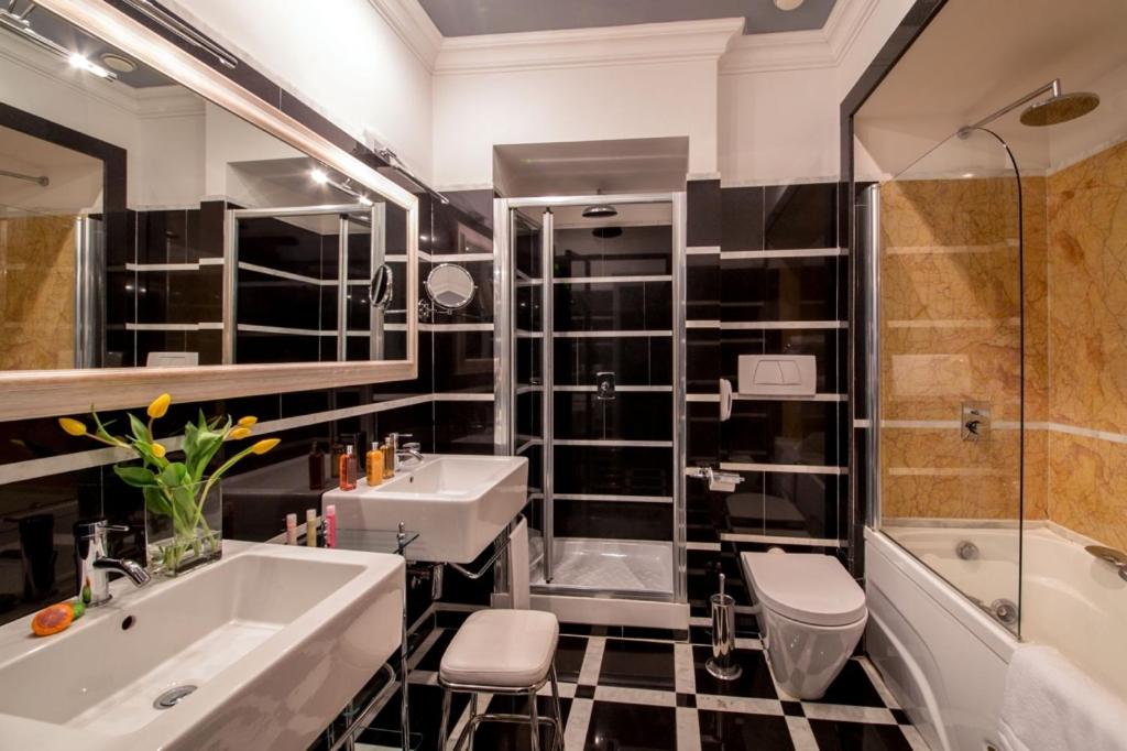 een badkamer met een wastafel, een badkuip en een douche bij The Inn at the Spanish Steps Luxury Collection - The View i