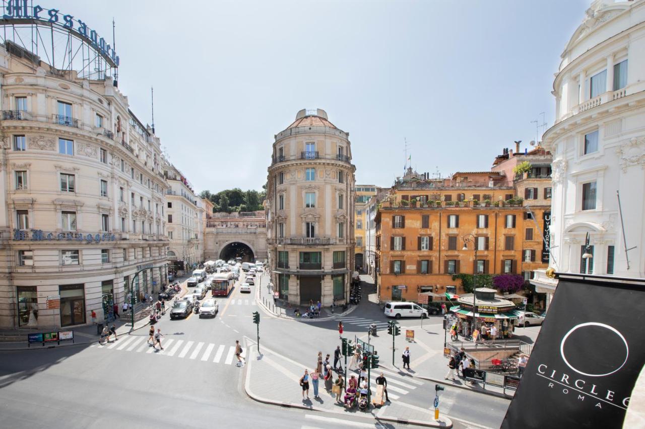 een straatbeeld in een stad met gebouwen bij Circle6 Rome in Rome