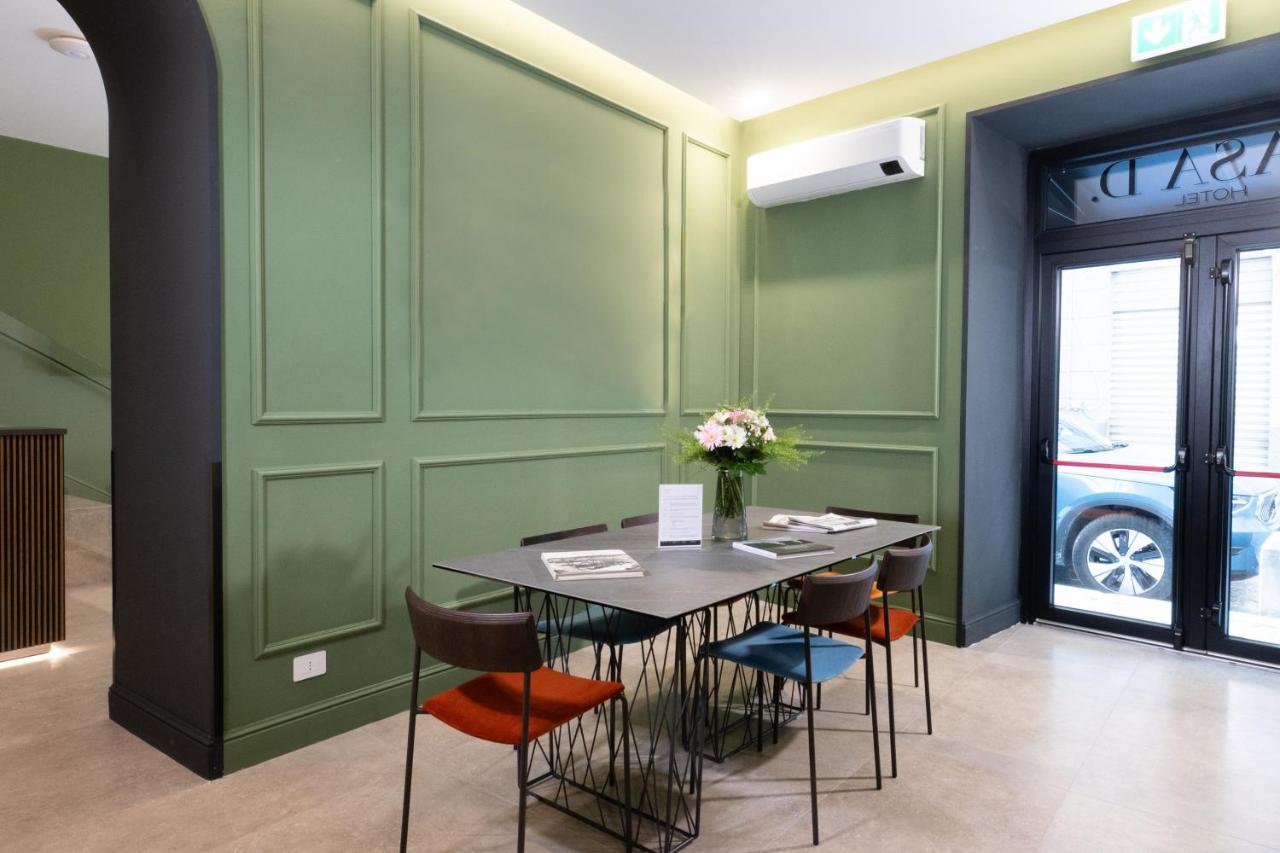 een eetkamer met groene muren en een tafel met stoelen bij Casa D Hotel Napoli in Napels