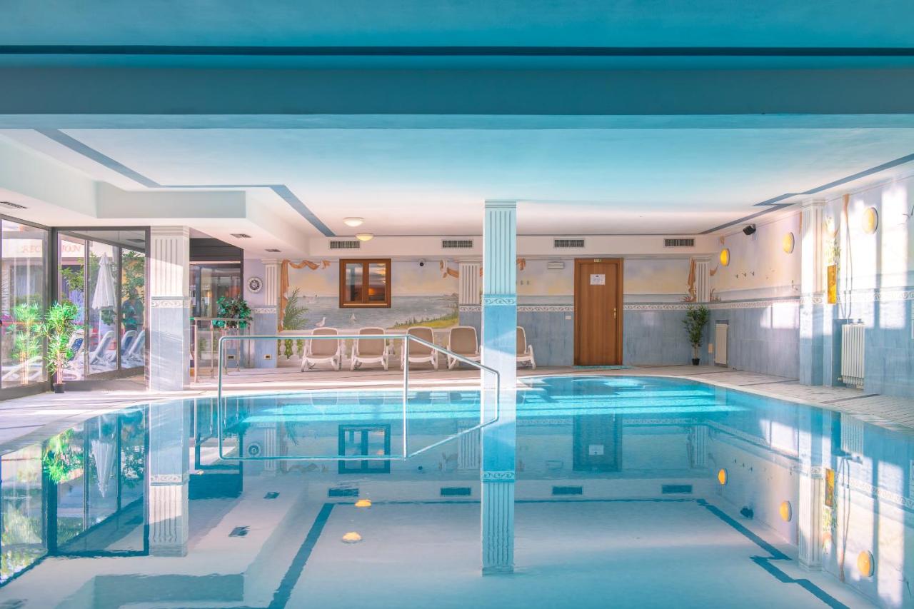 een zwembad in een gebouw met een grote bij Hotel Sogno del Benaco in Limone sul Garda