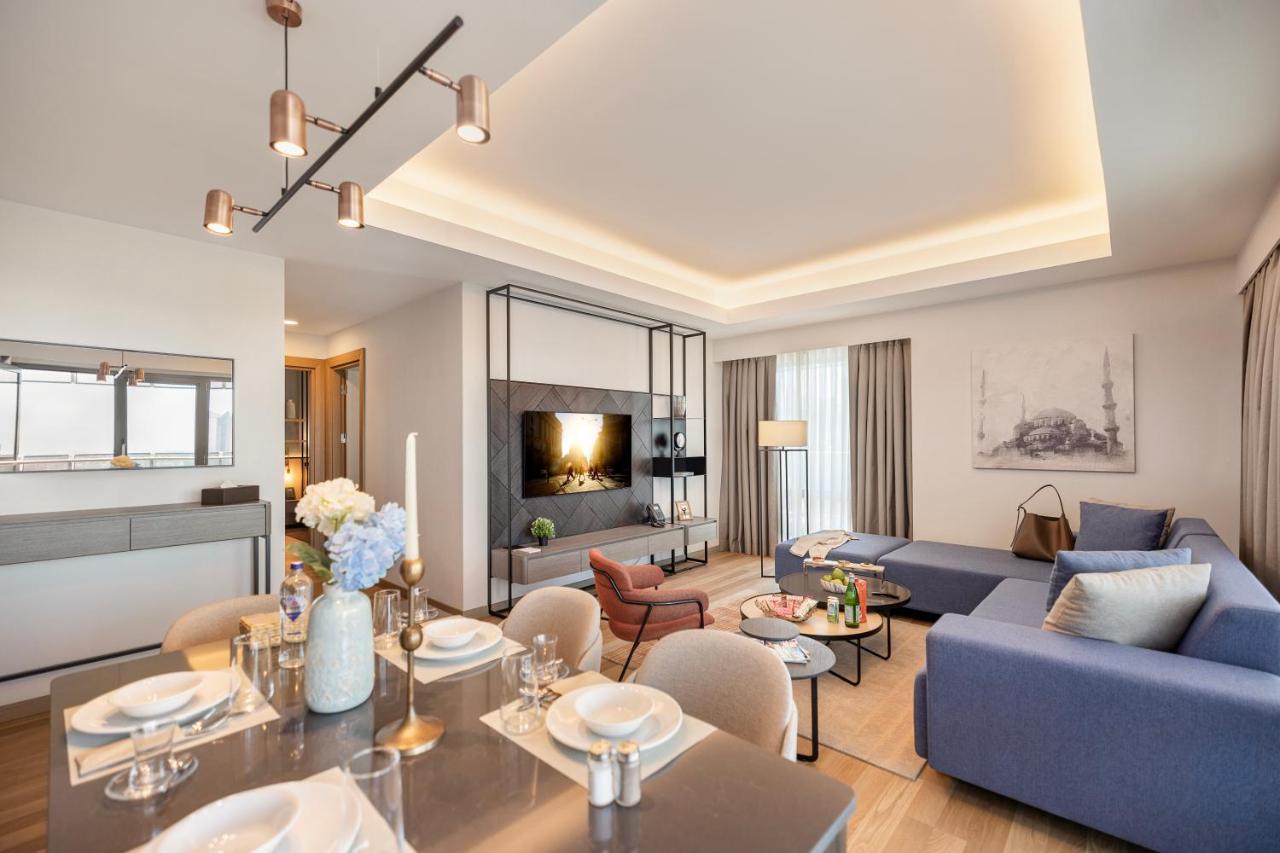 een woonkamer met een blauwe bank en een tafel bij Citadines Maslak Istanbul in Istanbul