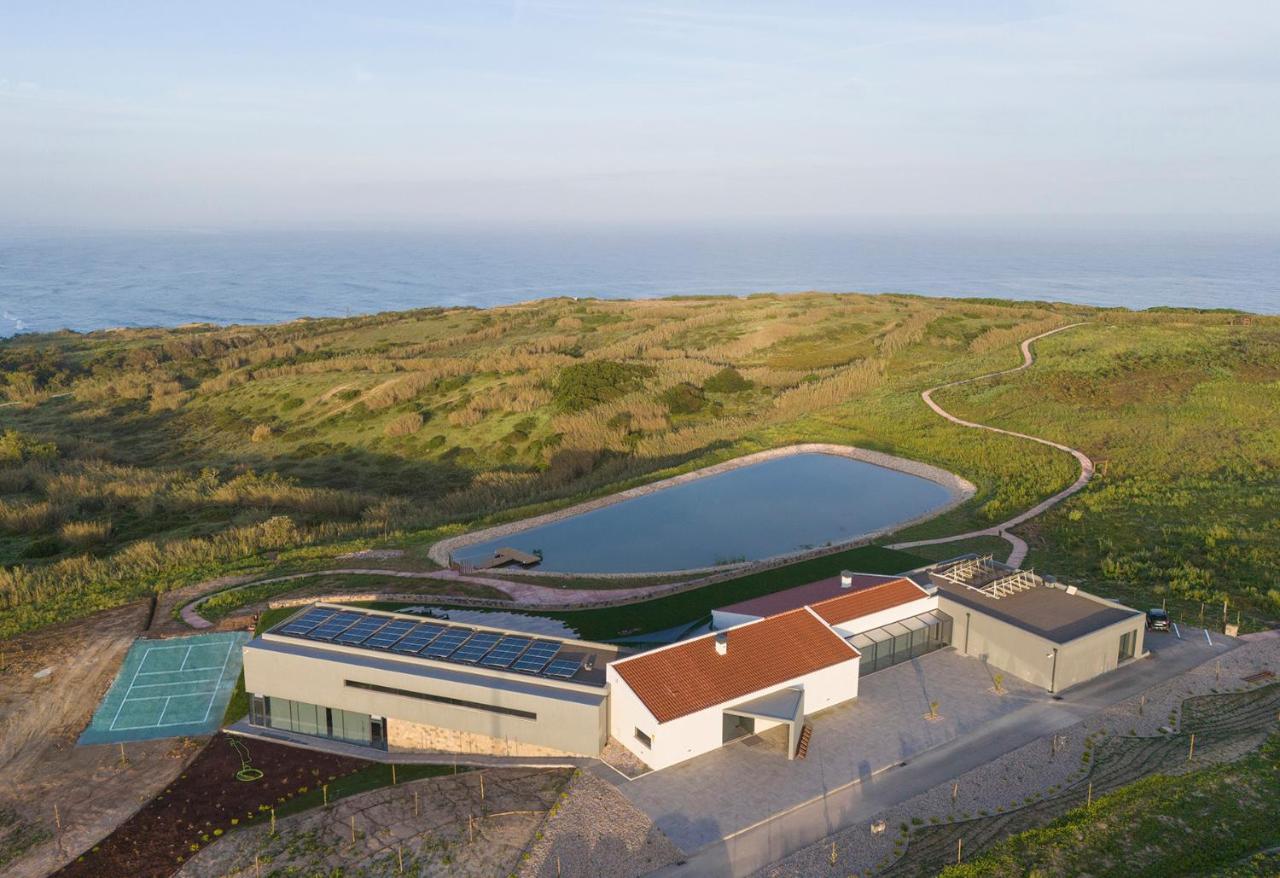 een luchtfoto van een huis met een zwembad bij Santa Cruz - Movement & Nature House in Santa Cruz