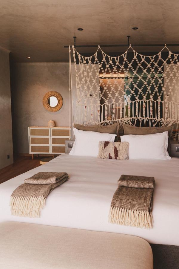 een slaapkamer met een groot wit bed met twee kussens bij Santa Cruz - Movement & Nature House in Santa Cruz