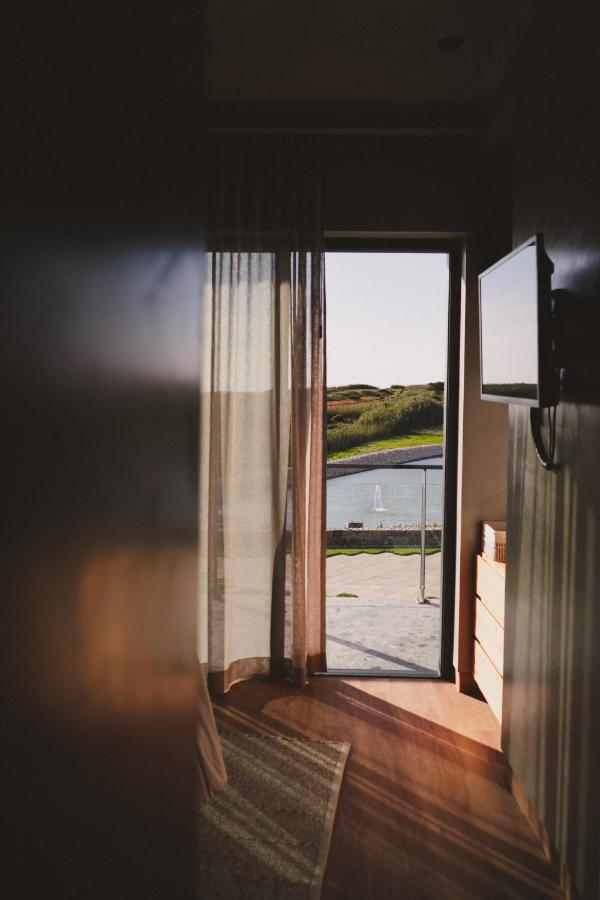 een kamer met een raam met uitzicht op de oceaan bij Santa Cruz - Movement & Nature House in Santa Cruz