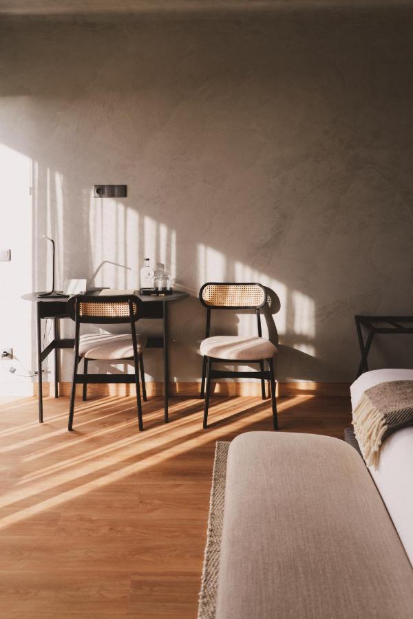 een eetkamer met een tafel en stoelen bij Santa Cruz - Movement & Nature House in Santa Cruz