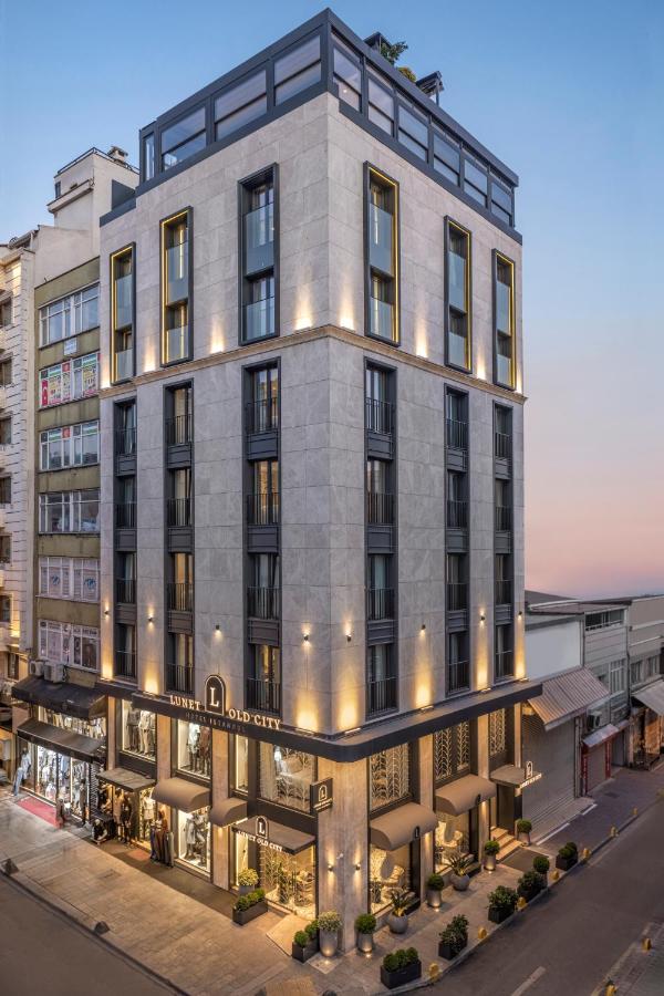 een exterieurfoto van een gebouw met verlichting bij Lunet Old City Hotel in Istanbul
