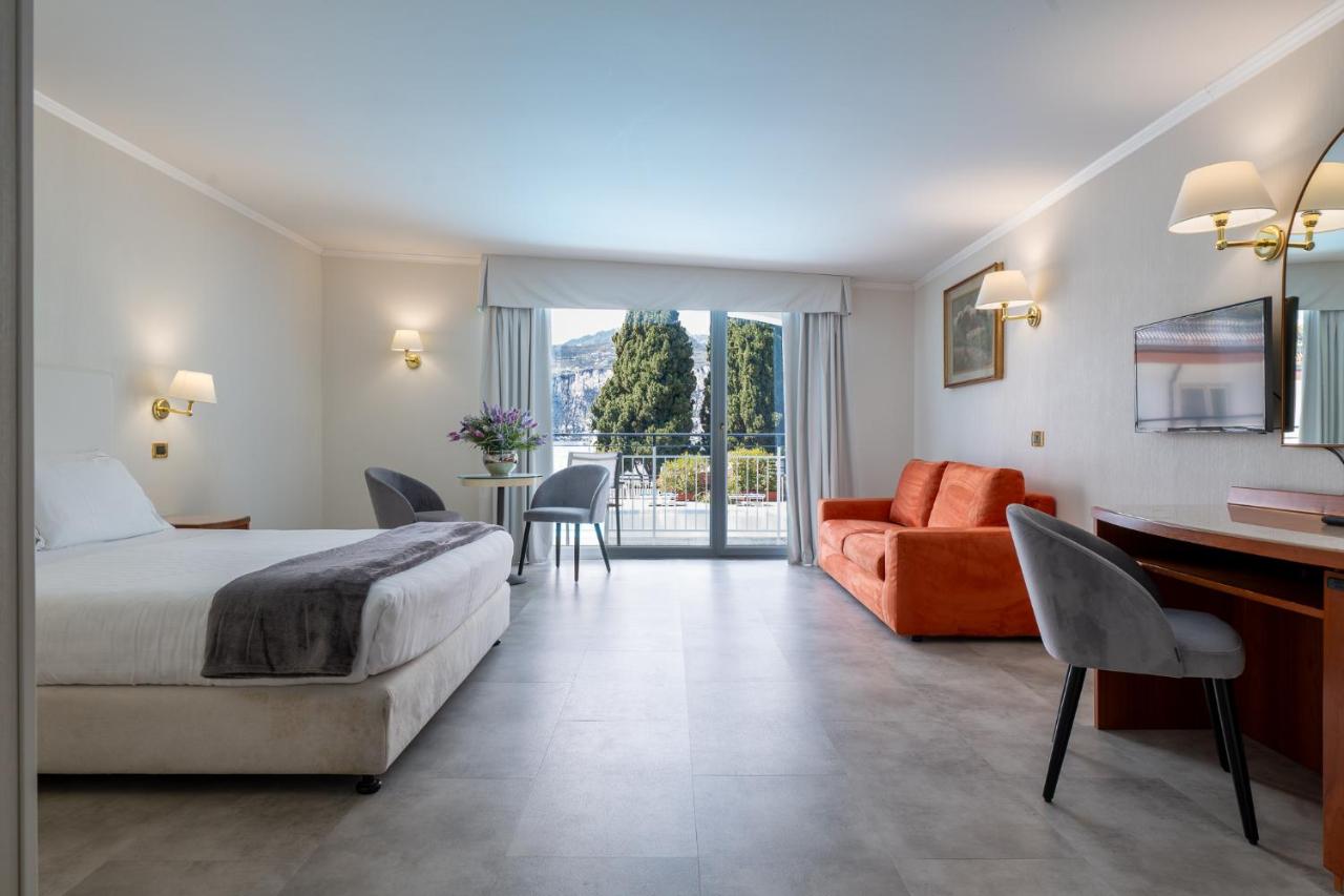 een hotelkamer met een bed en een bureau bij Hotel Excelsior Bay in Malcesine