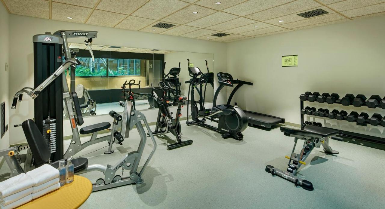 een sportschool met meerdere loopbanden en hometrainers bij Sercotel Barcelona El Prat in El Prat de Llobregat
