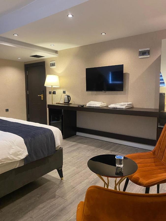 een hotelkamer met een bed en een flatscreen-tv bij Grand Armada Hotel in Avcılar