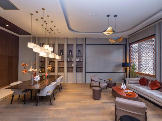 een woonkamer met een tafel en een bank bij Divan Residence - Güneşli Near Ataköy Metro Station in Istanbul