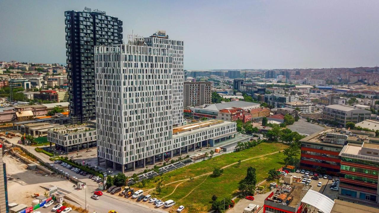 een luchtfoto van een stad met een hoog gebouw bij Divan Residence - Güneşli Near Ataköy Metro Station in Istanbul