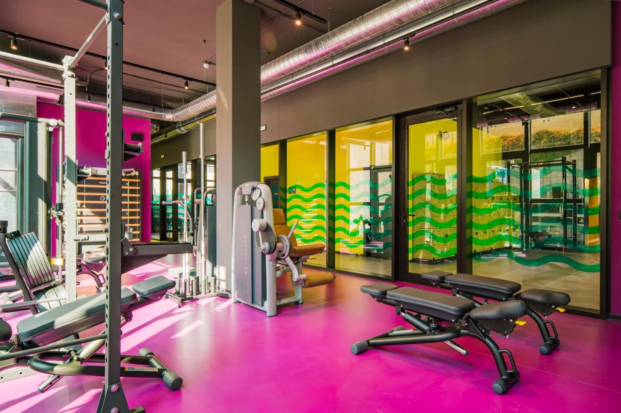 een sportschool met roze vloer en fitnessapparatuur bij CX Trieste Giulia in Trieste