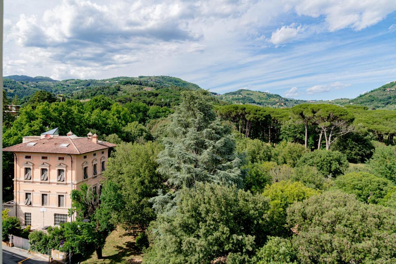 een luchtfoto van een gebouw tussen de bomen bij Grand Hotel Croce Di Malta in Montecatini Terme