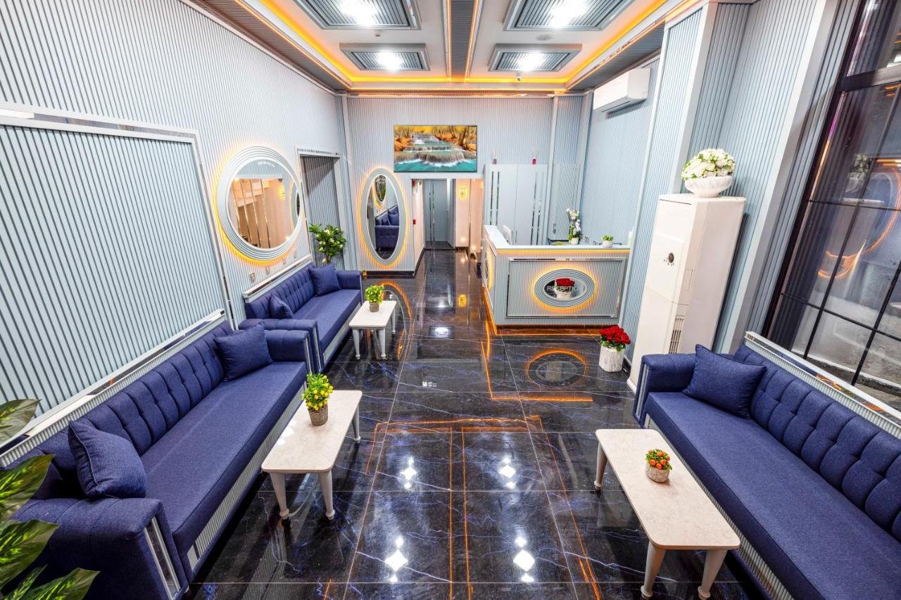 een wachtkamer met blauwe banken en tafels bij Santa Rio Gold Taxim Hotel in Istanbul