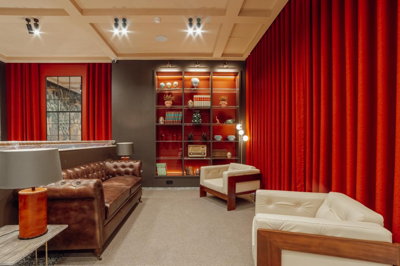 een woonkamer met rode gordijnen en een bank bij ABC Hotel Porto - Campanhã in Porto