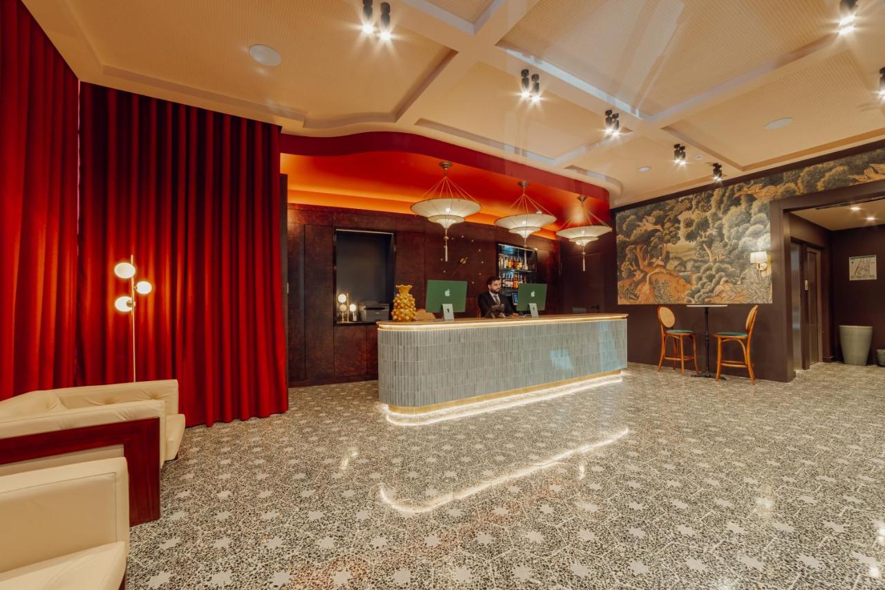 een kamer met een rood gordijn en een bar bij ABC Hotel Porto - Campanhã in Porto