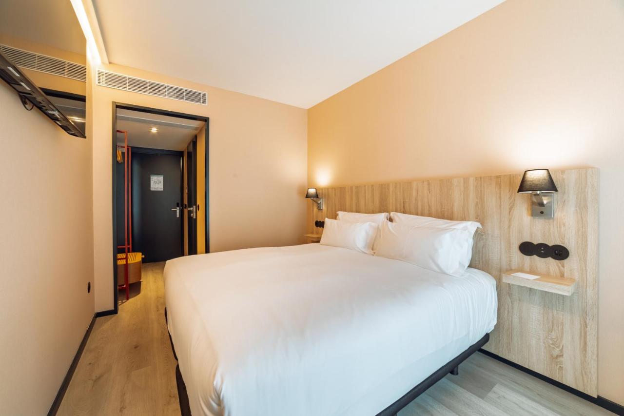 een groot wit bed in een hotelkamer bij ABC Hotel Porto - Campanhã in Porto
