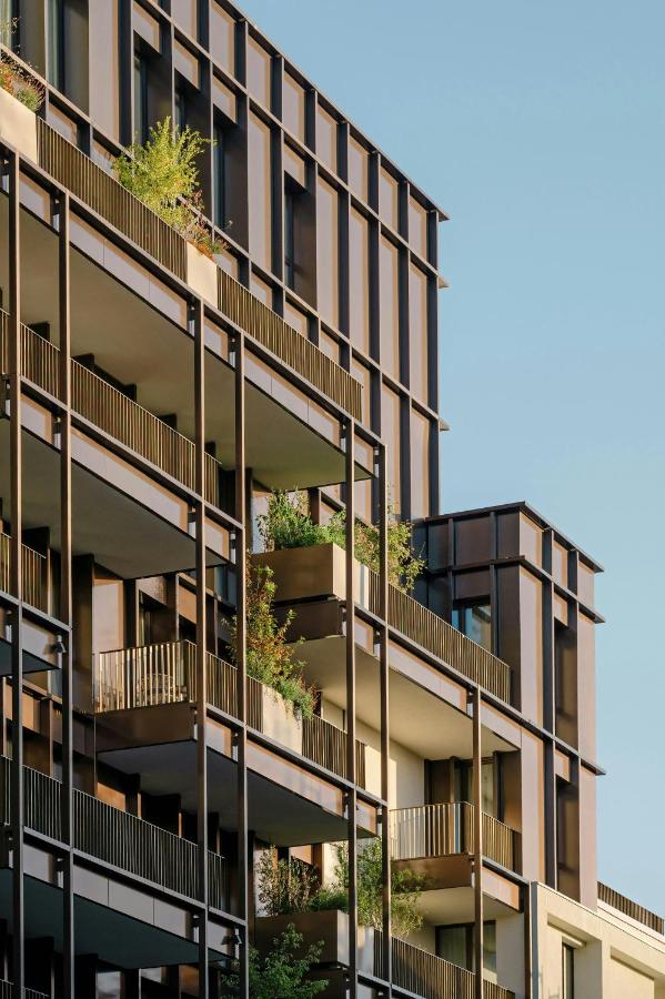 een appartementengebouw met balkons en planten erop bij Teatro Luxury Apartments Firenze - Starhotels Collezione in Flor