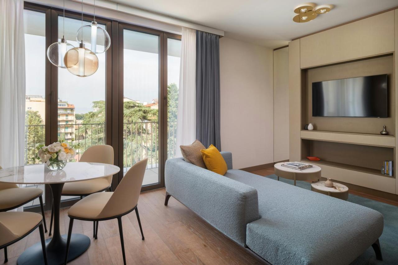 een woonkamer met een bank en een tafel bij Teatro Luxury Apartments Firenze - Starhotels Collezione in Florence