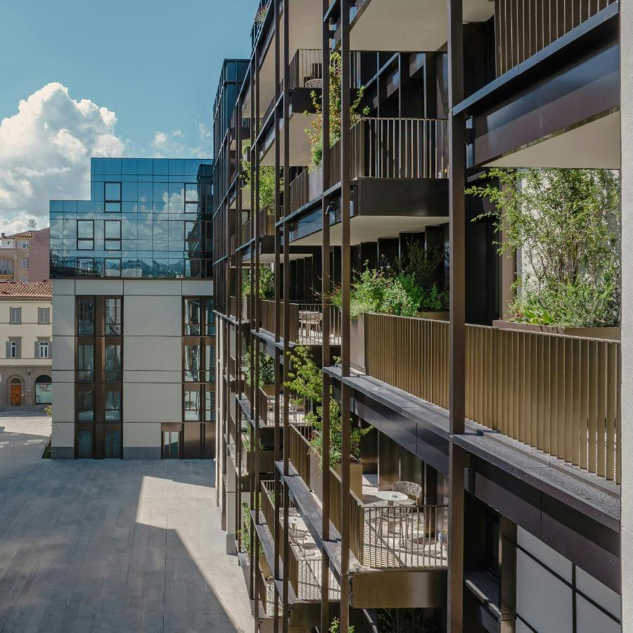 een exterieur van een gebouw met planten op de balkons bij Teatro Luxury Apartments Firenze - Starhotels Collezione in F