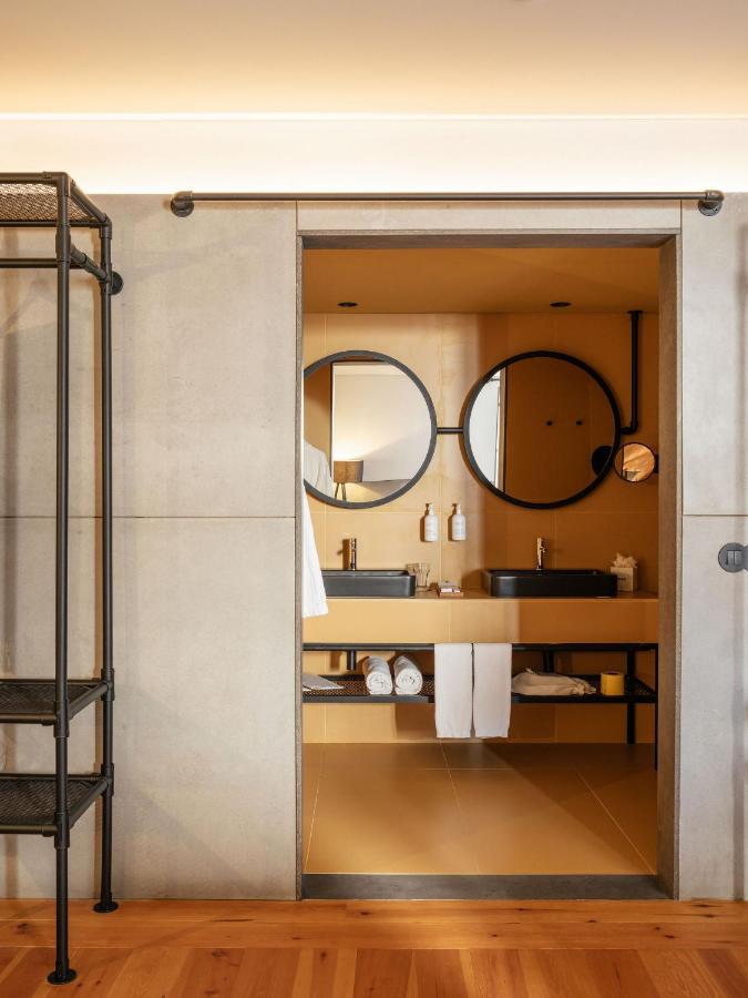 een badkamer met een spiegel en een wastafel bij Inspira Santos Boutique Hotel in Lissabon