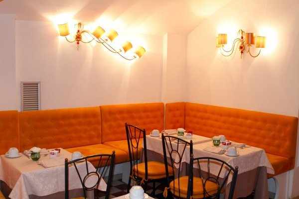 Restaurant met gedekte tafels — Boutique Hotel Trevi