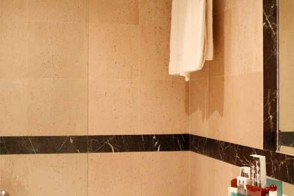 Badkamer met inloopdouche — Boutique Hotel Trevi