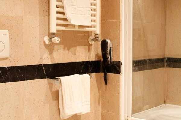 Badkamer met inloopdouche — Boutique Hotel Trevi