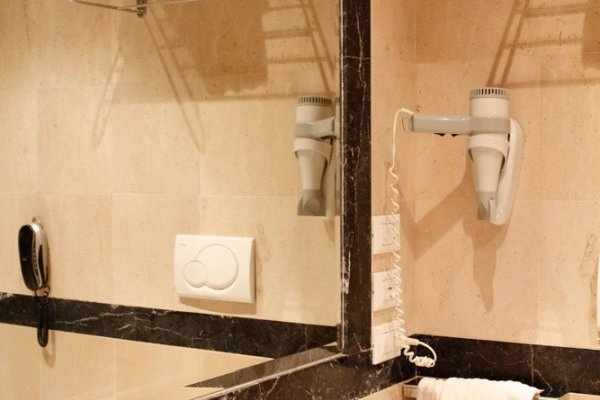 Badkamer met inloopdouche — Boutique Hotel Trevi