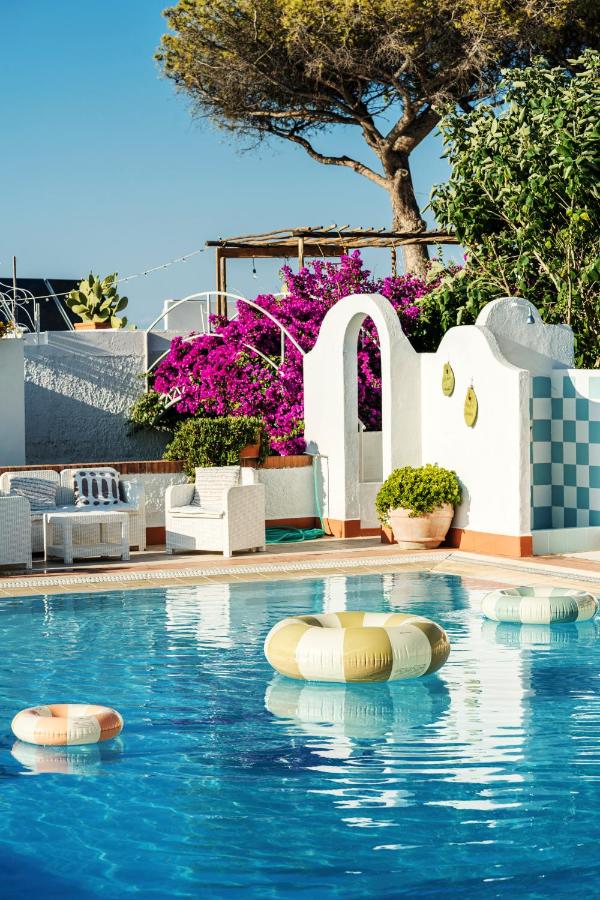 een zwembad met boeien in het water bij Paradise Relais Villa Janto' in Casamicciola Terme