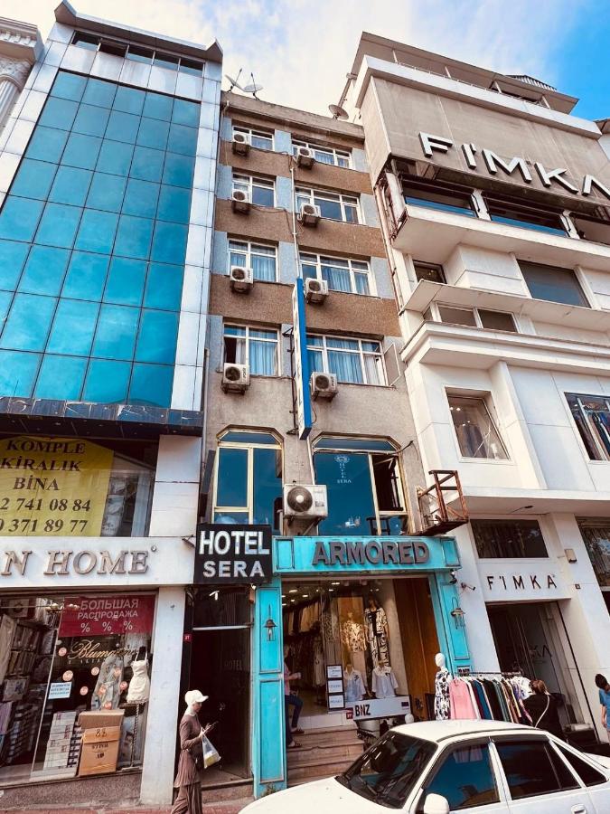 een hoog gebouw met een auto ervoor geparkeerd bij Sera Hotel in Istanbul
