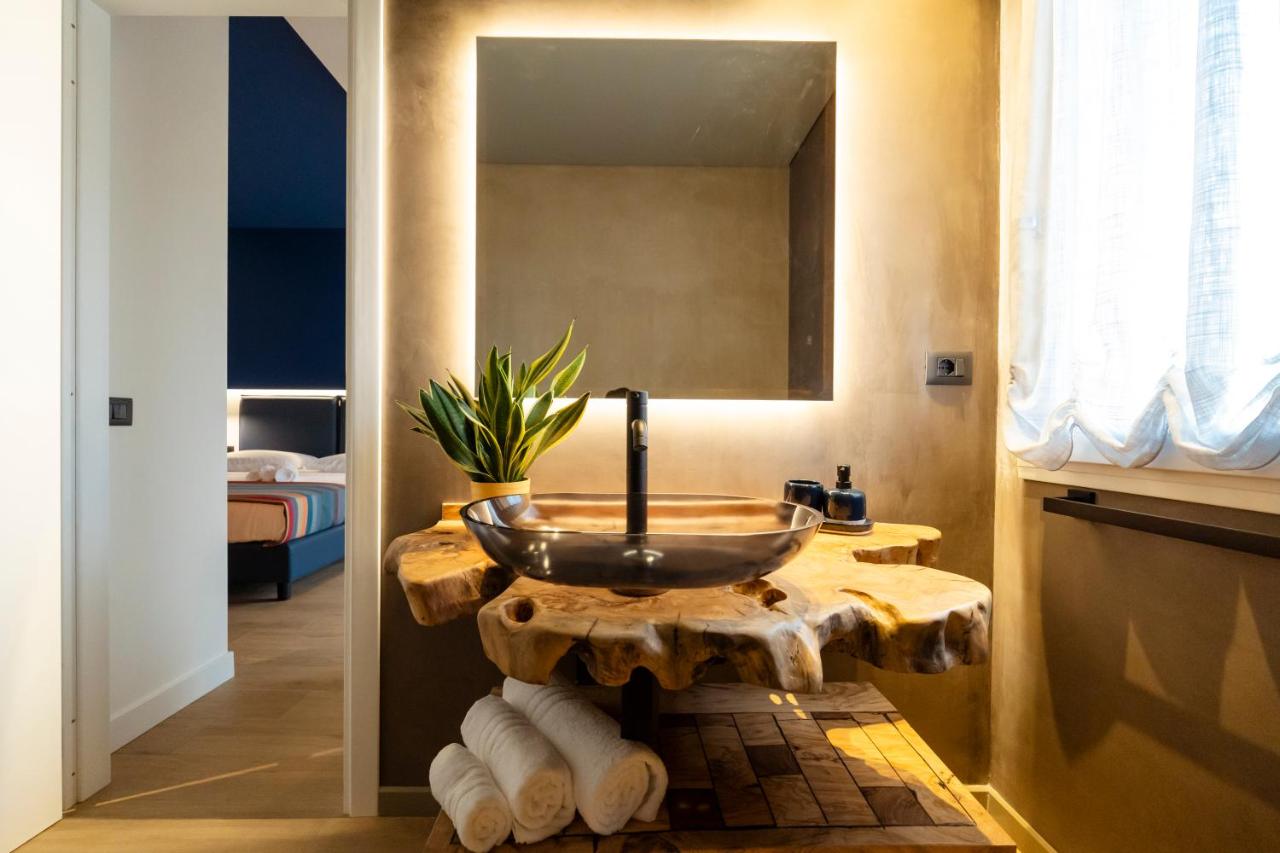 een badkamer met een waskom op een houten tafel bij Hotel Ristorante Le Rose in Briatico