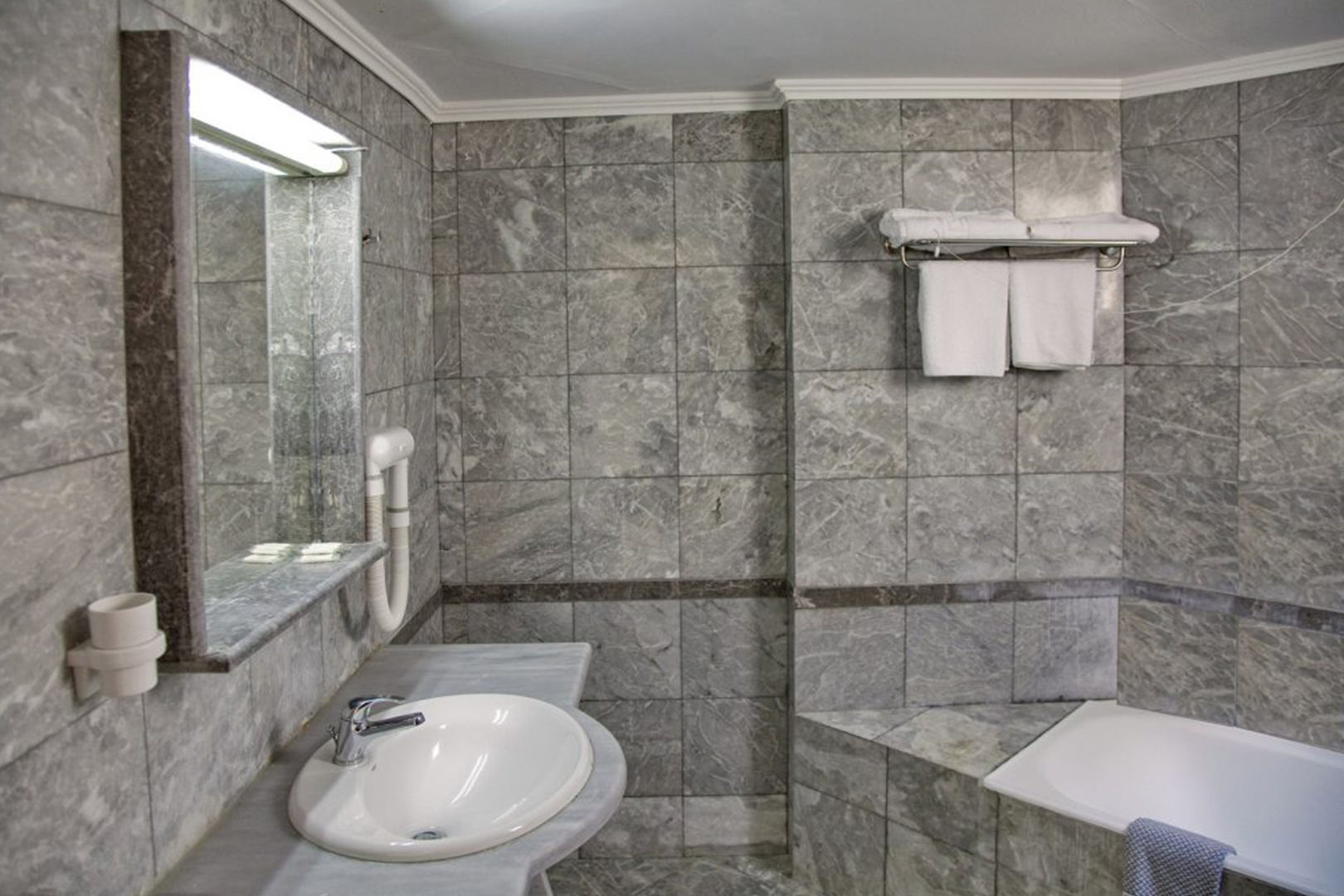 Jo An Beach Hotel image 3