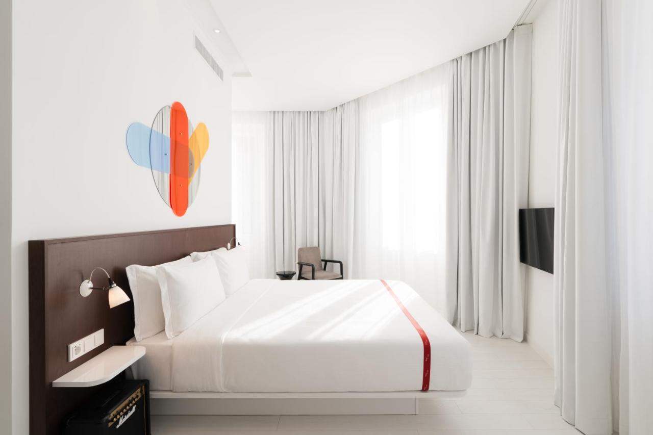 een hotelkamer met een wit bed en een raam bij Ruby Giulia Hotel Rome in Rome