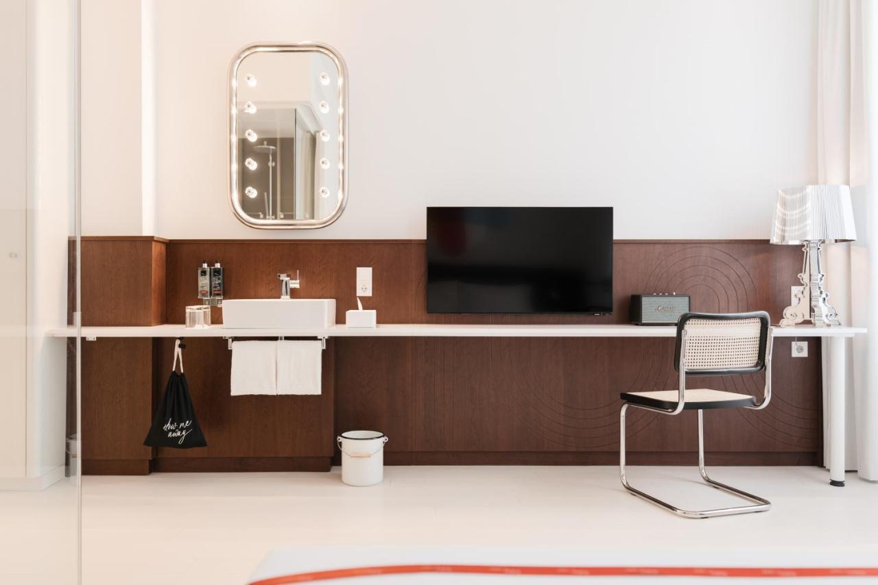 een badkamer met een wastafel, een spiegel en een stoel bij Ruby Giulia Hotel Rome in Rome