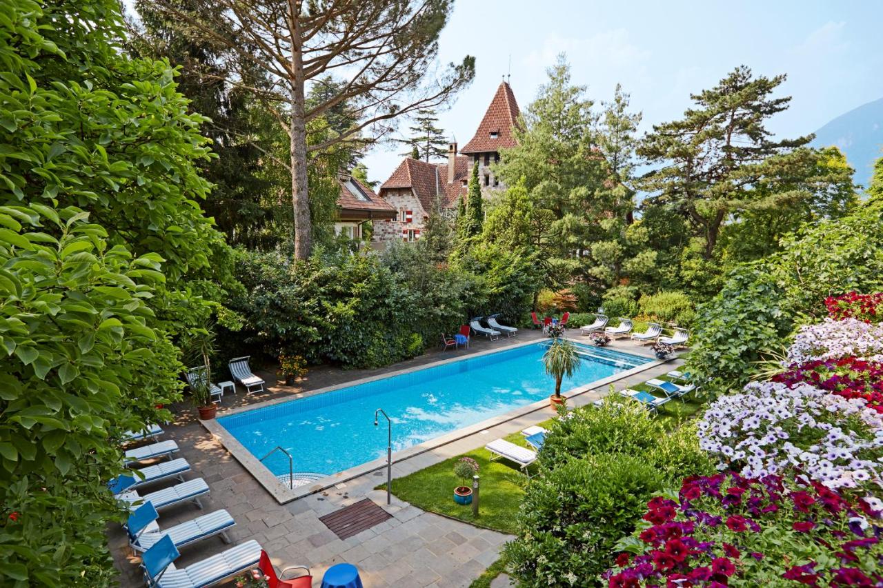 Een bovenaanzicht van een zwembad in een tuin. bij Hotel Juliane in Merano