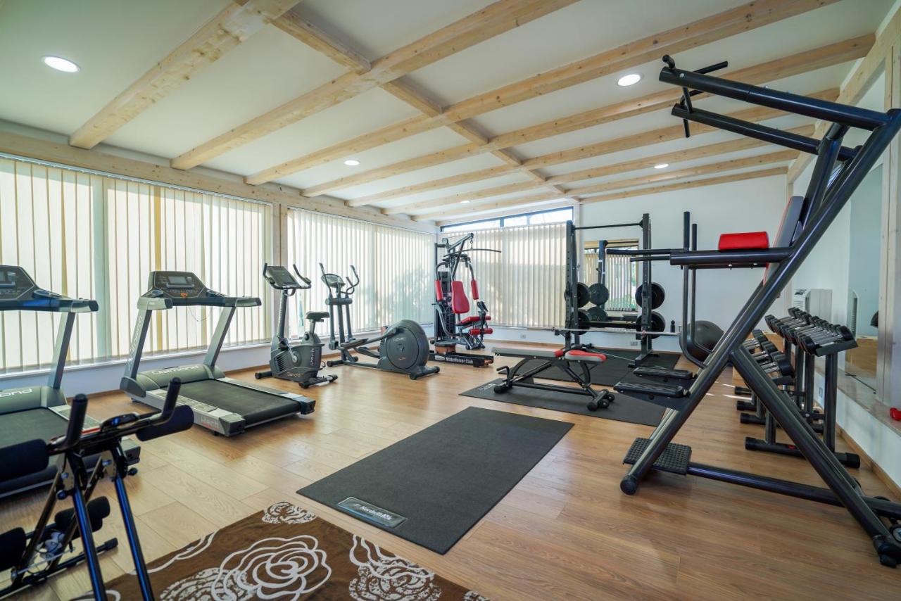 een sportschool met meerdere loopbanden en andere fitnessapparatuur bij Hotel Residence Sciaron in Capo Vaticano