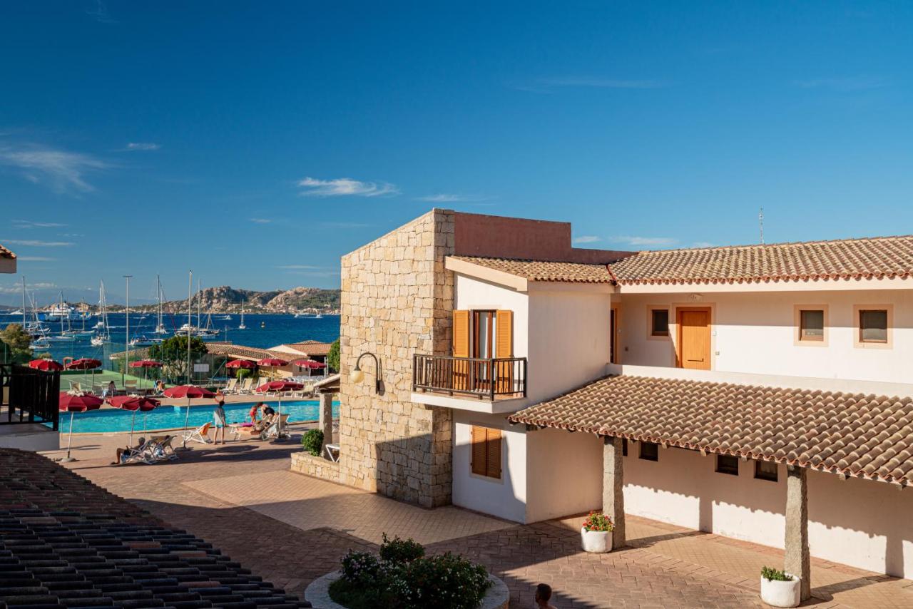 een uitzicht op een gebouw en een zwembad bij Club Esse Residence Capo D'orso in Palau