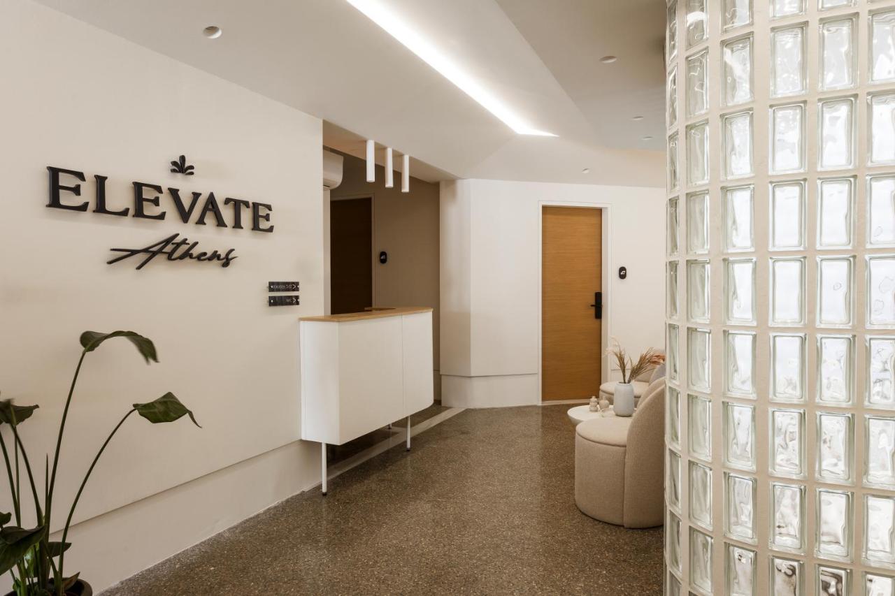 een kantoorlobby met een glazen wand bij Elevate Athens in Athene